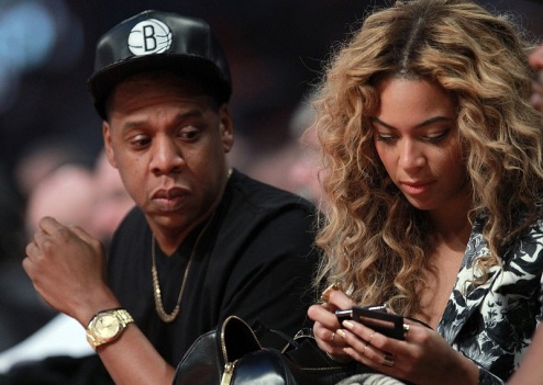 Beyoncé-Knowles-checked-her-phone